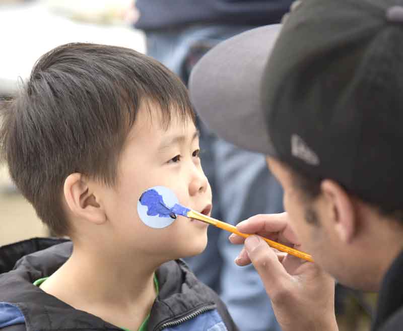 face painters apply picnic